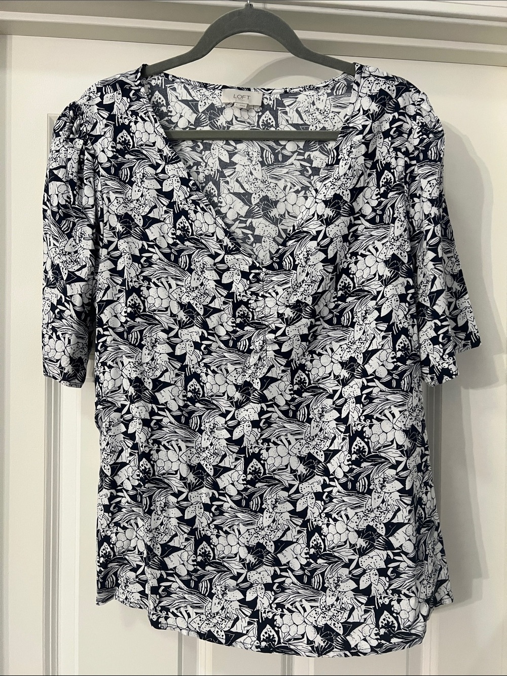 LOFT Outlet Navy & White Floral V-Neck Short Sleeve Top - Size Large